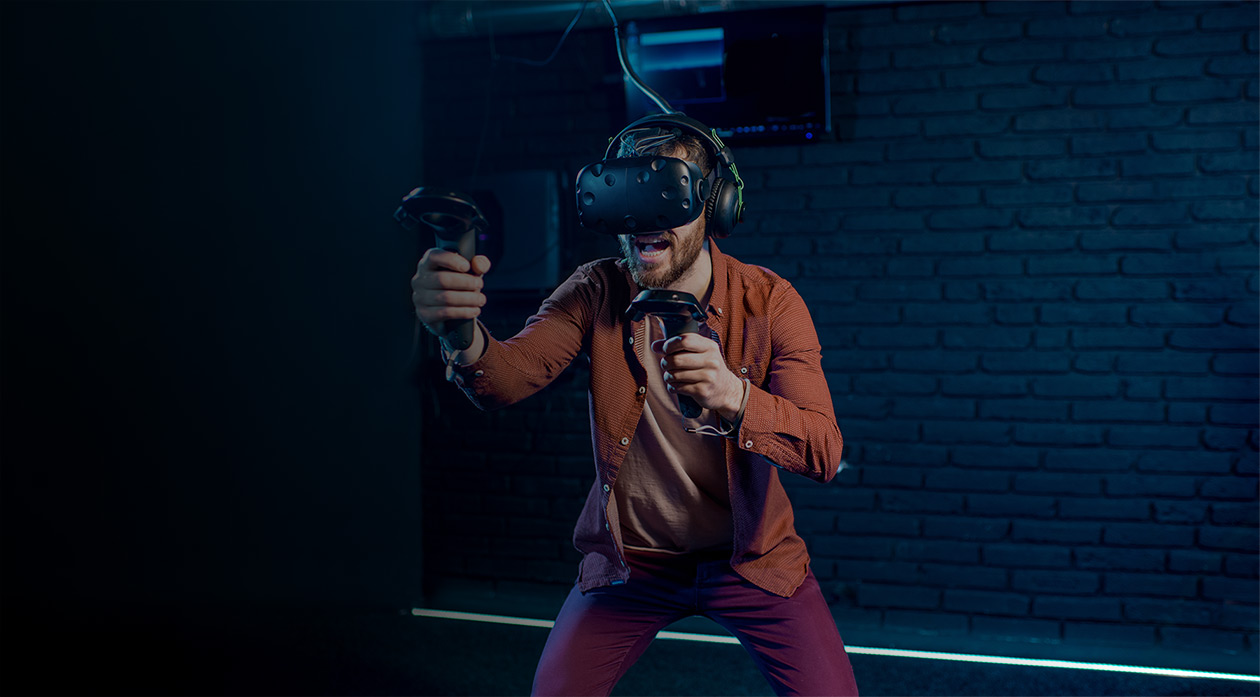Illustration d'une joueuse équipée d'un casque de réalité virtuelle dans une arène